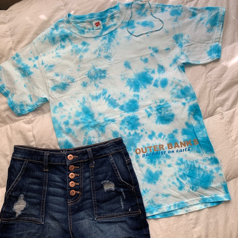 Blue tie-dye T-shirt with matching necklace